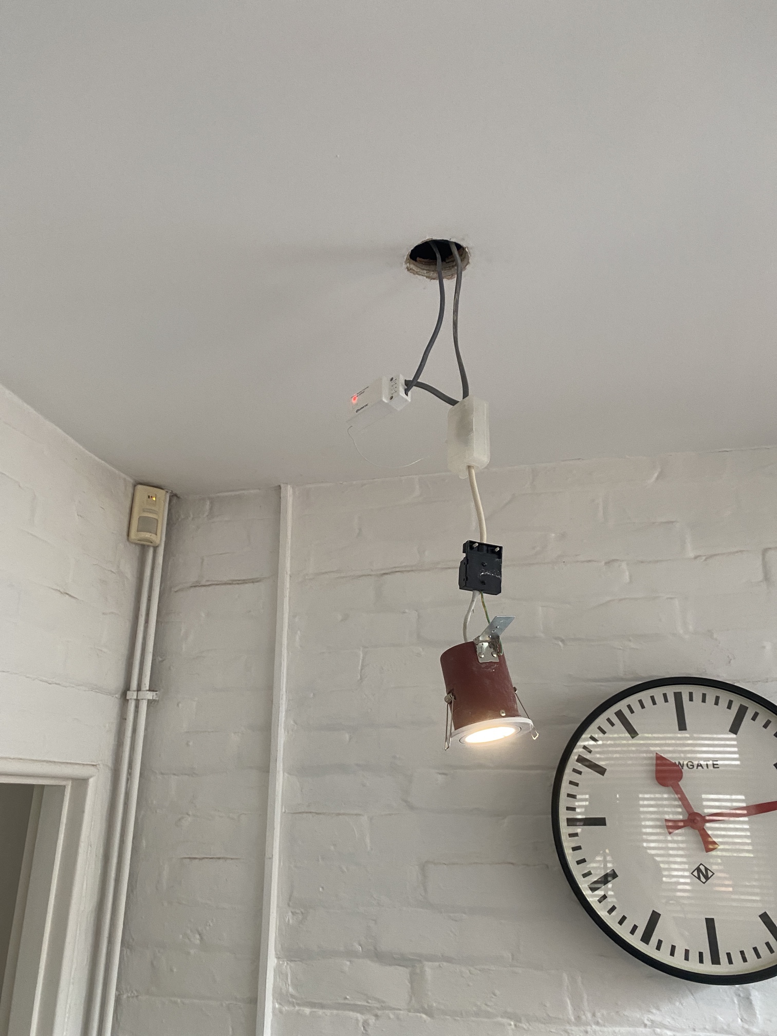 Kinetic Receiver behind light fitting